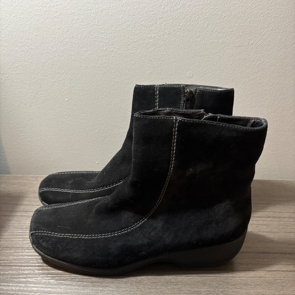 Clarks Black Suede Booties Size 9.5W - Picture 3 of 8